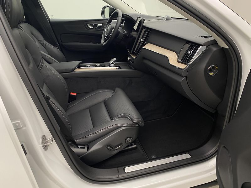 Volvo XC60 T6 AWD RECHARGE DARK PLUS CZ - fotka 24 z 67