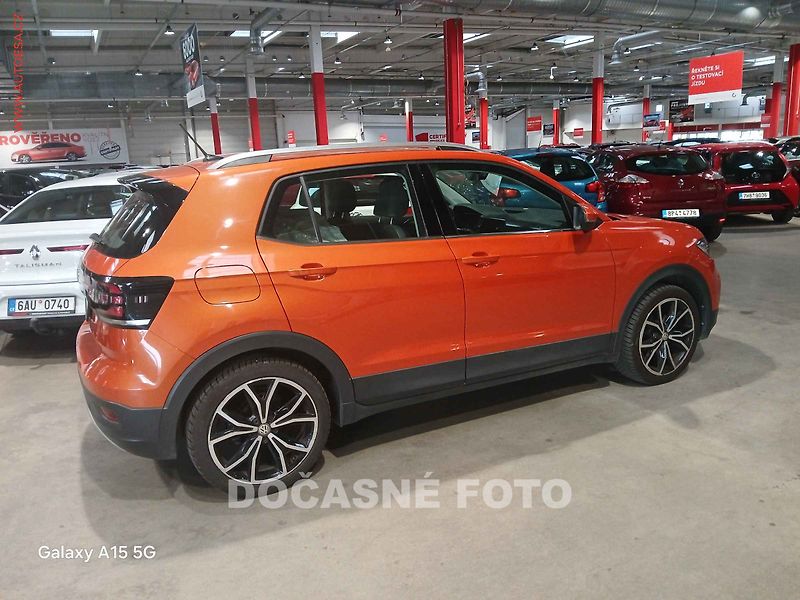 Volkswagen T-Cross (2020) 1.5TSI, 1.maj,ČR - fotka 2 z 3