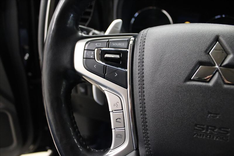 Mitsubishi Outlander 2,0 i Plus 4x4 PHEV Hybrid - fotka 18 z 35