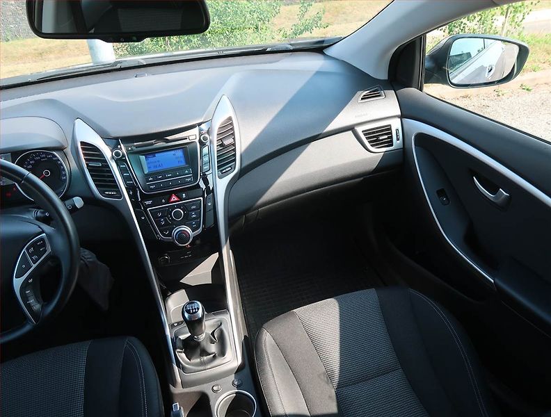 Hyundai i30 (2016) 1.6 MPI, Navi, Tempomat - fotka 8 z 16