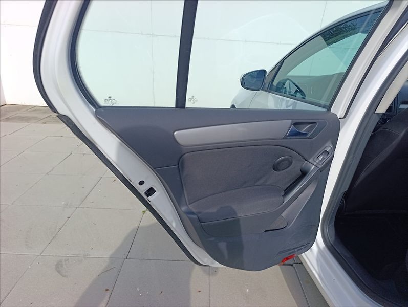 Volkswagen Golf 1,6 TDi Klimatizace - fotka 19 z 29
