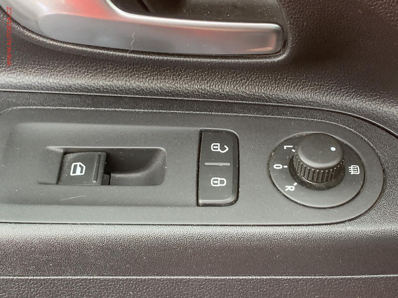 Volkswagen up! (2012) 1.0i, AC, výhřev sed - fotka 17 z 18