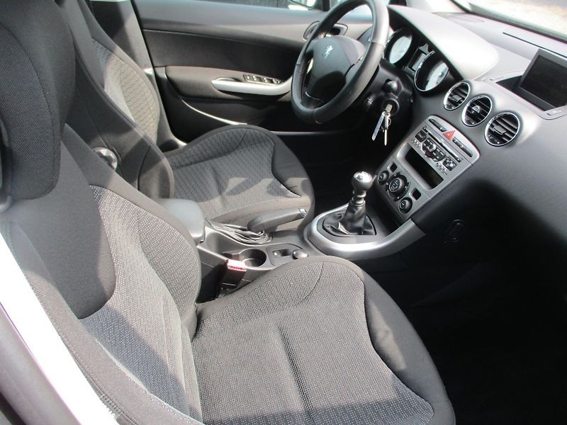 Peugeot 308 (2009) combi 2,0 HDi - fotka 7 z 12