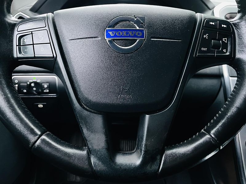 Volvo XC60 2.4D 4x4 AUT SERVISKA TAŽNÉ - fotka 32 z 43