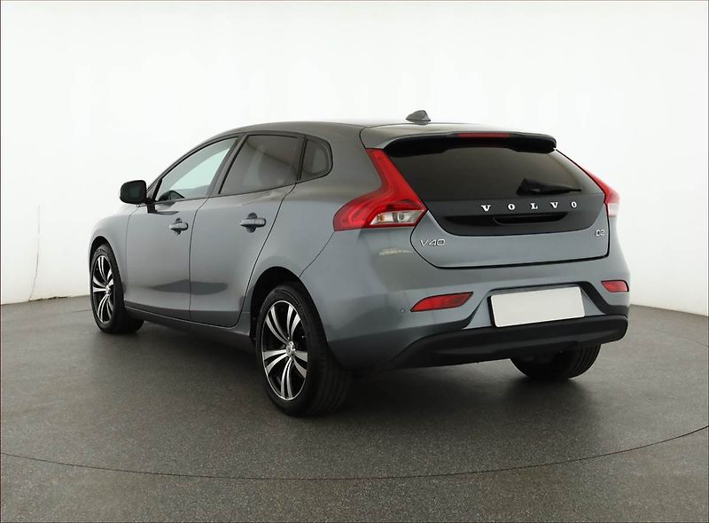 Volvo V40 (2017) 2.0 D2, Serv.kniha, Navi - fotka 4 z 16