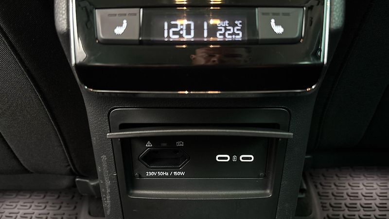 Škoda Superb 2.0 TDI DSG Style Combi - fotka 22 z 28