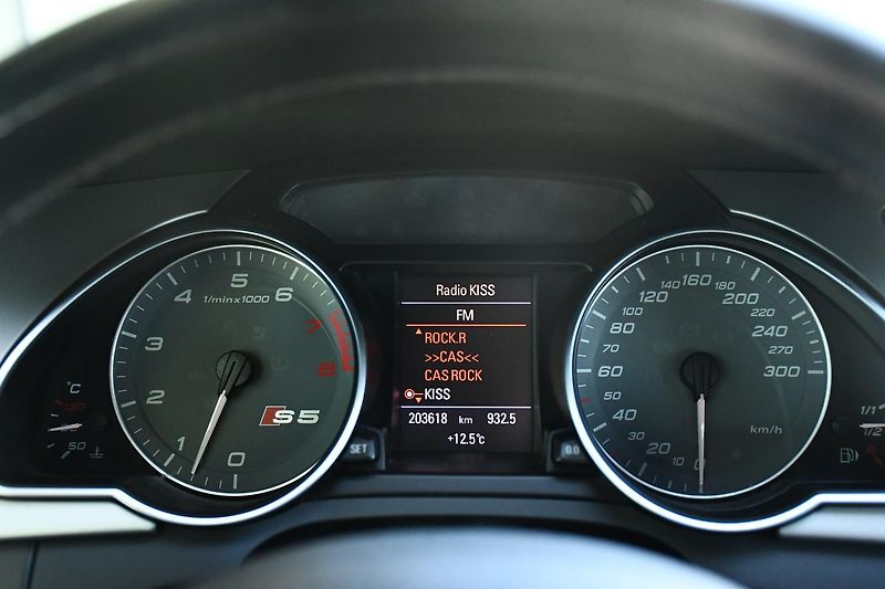 Audi S5 4.2FSI V8 MANUÁL QUATTRO - fotka 18 z 29