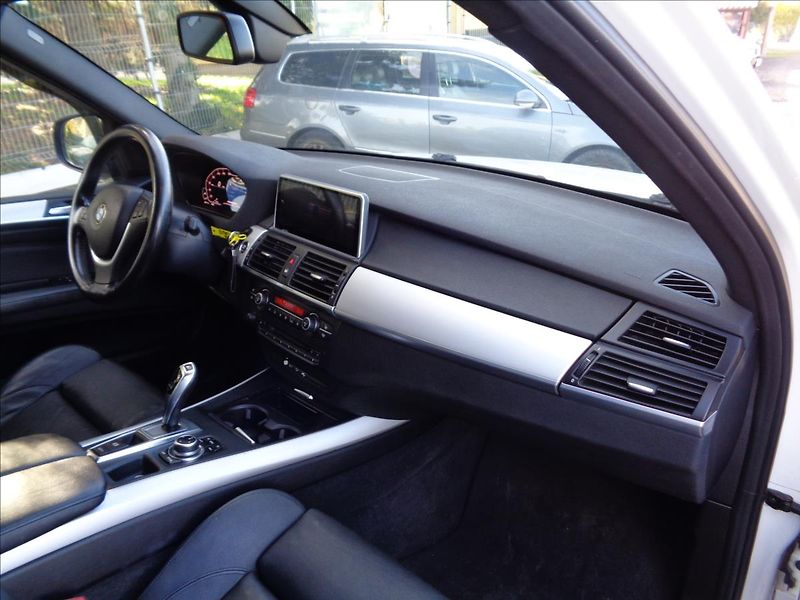 BMW X5 3,0 - fotka 11 z 16