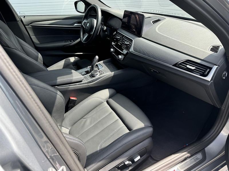 BMW Řada 5 520d xDrive Touring - fotka 15 z 17