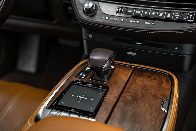 Lexus LS 500 LUXURY H AWD - fotka 17 z 28