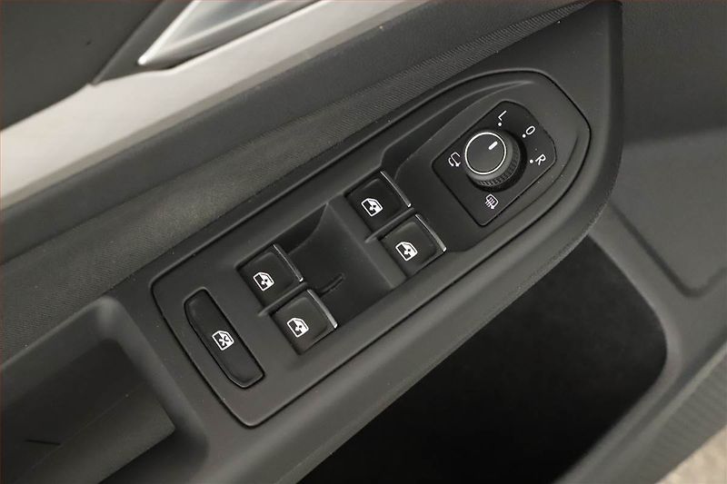 Volkswagen Golf (2022) Life 1.5 TSI - fotka 15 z 15
