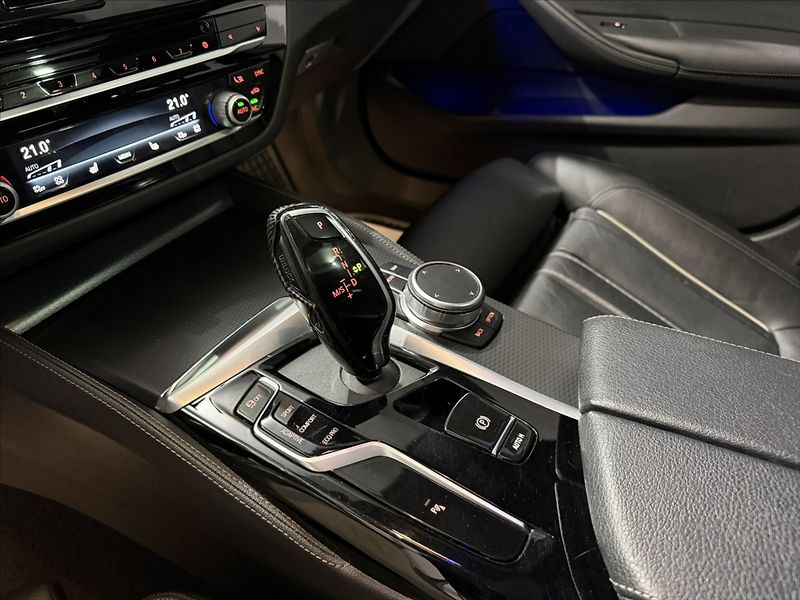BMW Řada 5 3,0   530D M-PAKET PANO LASER - fotka 23 z 48