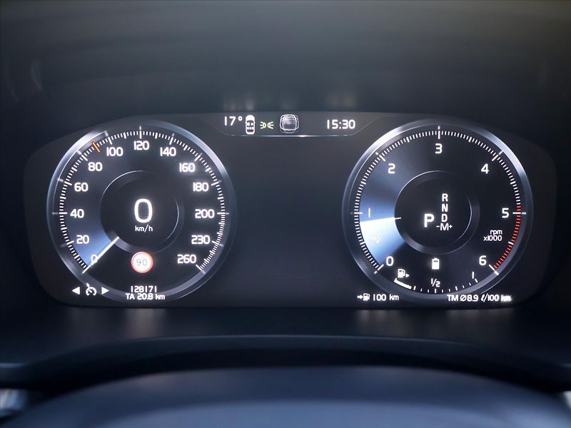 Volvo V60 2,0 B4 AWD Cross Country DPH - fotka 16 z 33