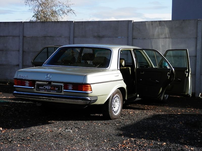Mercedes-Benz 123 230E AUTOMAT - fotka 23 z 36