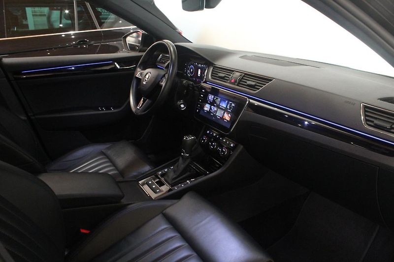 Škoda Superb (2019) 2.0TDI DSG L&K 4x4 Display - fotka 25 z 45