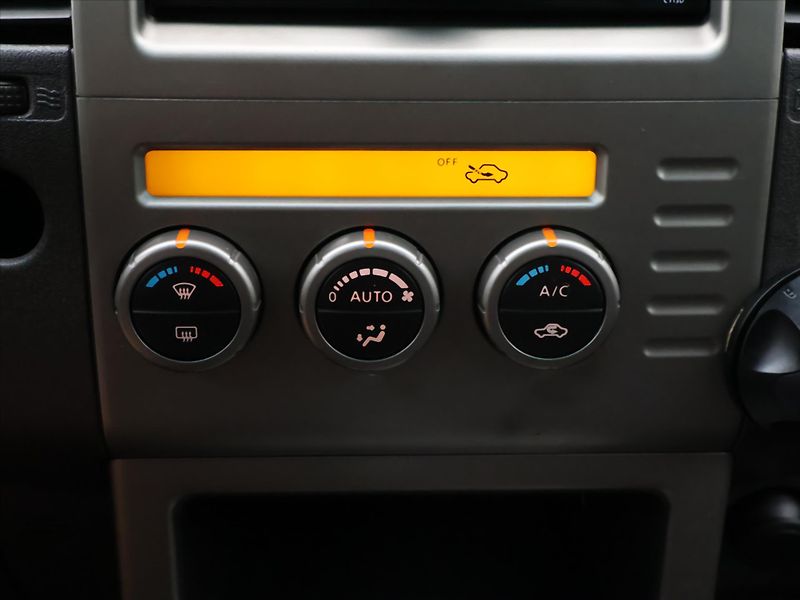 Nissan Pathfinder 2,5 dCi 126kW Automat 4WD CZ - fotka 21 z 31