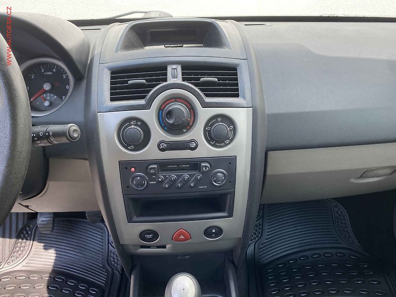 Renault Mégane (2003) 1.6i, AC - fotka 12 z 15