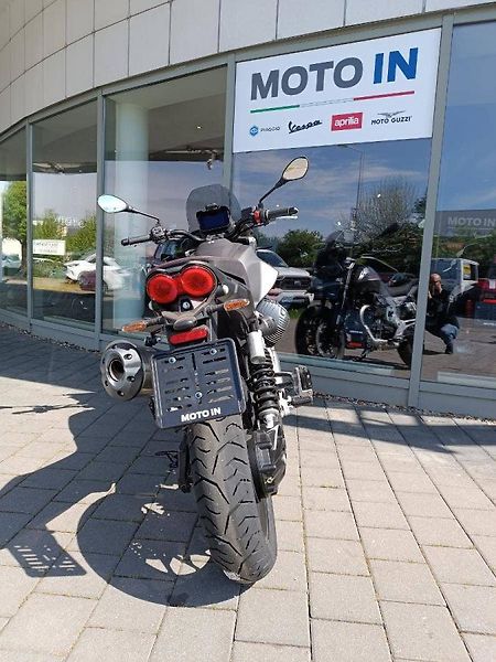Moto Guzzi V 85 TT (2025) V 85 Strada Grigio Brera (slev - fotka 9 z 10