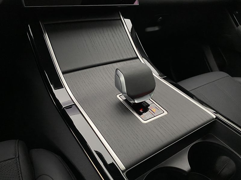 Land Rover Range Rover Velar P400e DYNAMIC HSE REZERVACE - fotka 25 z 47