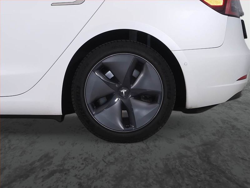 Tesla Model 3 (2020) Std Range Plus 52kWh, SoH 84% - fotka 15 z 22