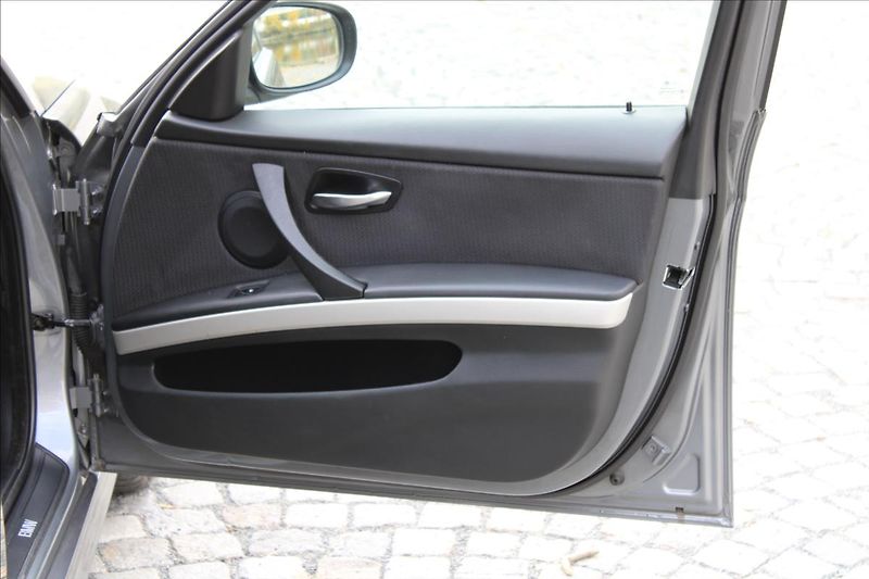 BMW Řada 3 318d Touring / M-Paket / Manuá - fotka 20 z 29
