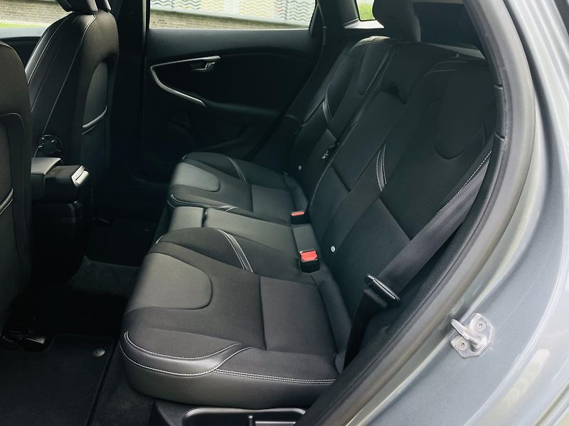 Volvo V40 2.0i MANUÁL KAMERA SERVISKA - fotka 29 z 45