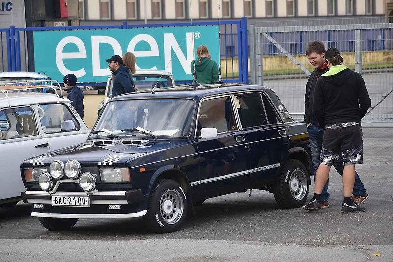 Historie na silnici! Fanoušci starých vozů zaplnili centrum Adamova. Na tradiční Doklikované.