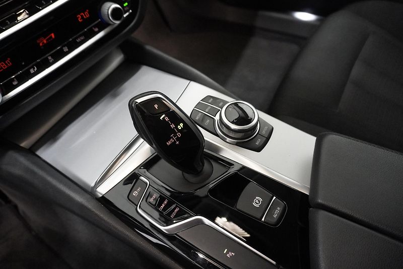 BMW Řada 5 (2018) 520D TOURING STEPTRONIC - fotka 14 z 27