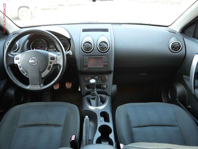 Nissan Qashqai (2012) 1.6 dCi, I-Way, panor, navi - fotka 8 z 19
