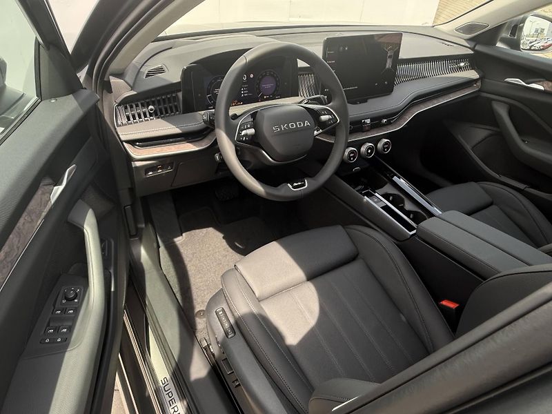 Škoda Superb (2026) L&K 7DSG 2,0 TDI - fotka 3 z 5