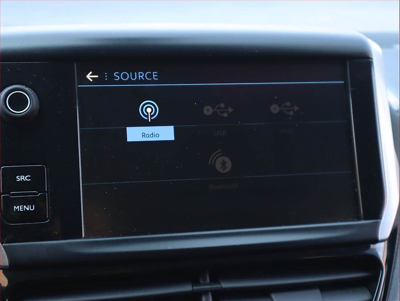 Peugeot 2008 (2019) 1.2 PureTech, Automat, Navi - fotka 19 z 22