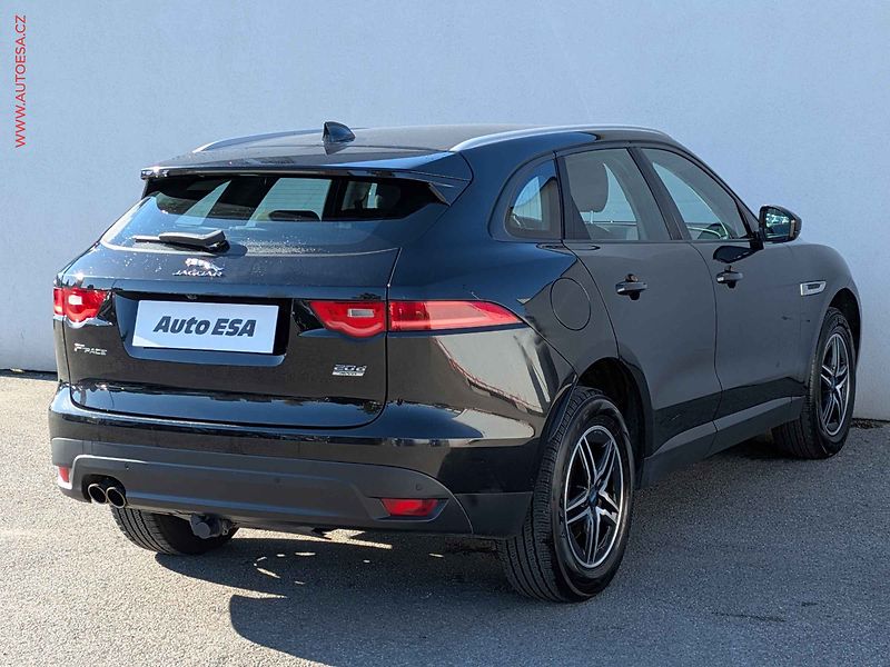 Jaguar F-Pace (2016) 2.0D 4x4, ČR, AT, navi, bixen - fotka 6 z 17