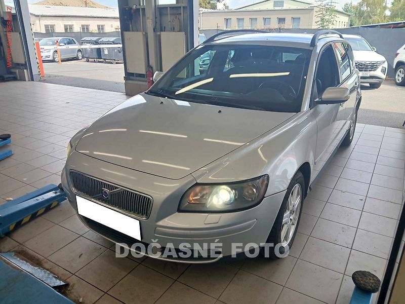 Volvo V50 (2005) 2.0 D, AC, xenon, park.asist - fotka 1 z 3