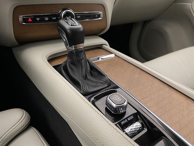 Volvo XC90 D5 AWD INSCRIPTION REZERVACE - fotka 26 z 49