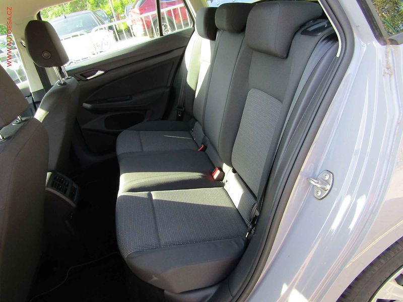 Volkswagen Golf (2021) 1.0TSi, 1.maj, LED, navi - fotka 10 z 17