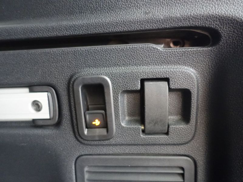 Volkswagen Touran 2.0 TDi, DSG, LED SVĚTLA - fotka 27 z 36