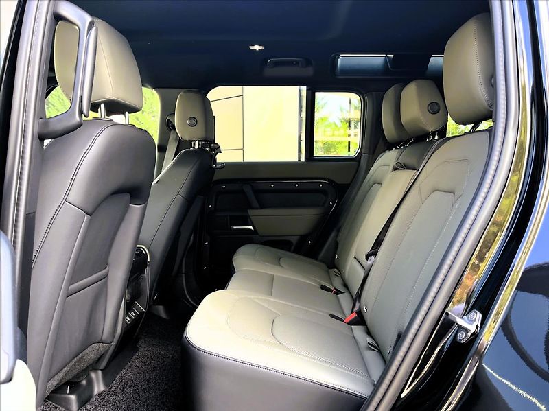 Land Rover Defender (2026) 110 D200 X-DYNAMIC SE - fotka 24 z 29