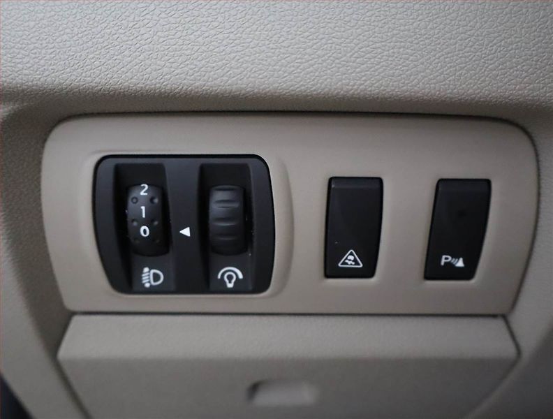 Renault Fluence (2010) 1.6 16V, Tažné, slušný stav - fotka 17 z 18