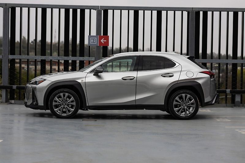 Lexus UX 250h 250H 2,0 HEV F SPORT DESIGN - fotka 22 z 22