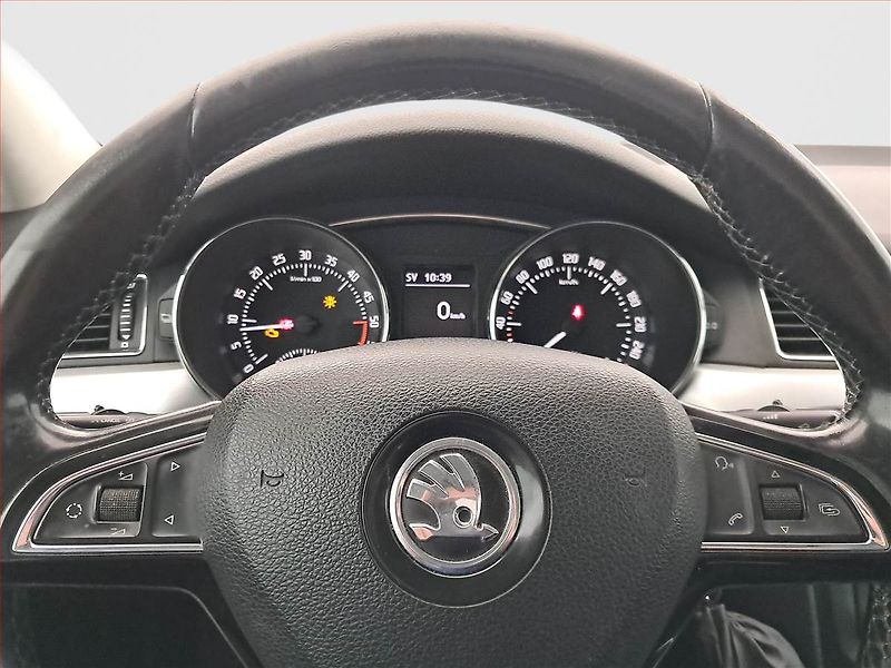 Škoda Superb (2013) 1.6 TDI, Navi, Tempomat - fotka 17 z 17