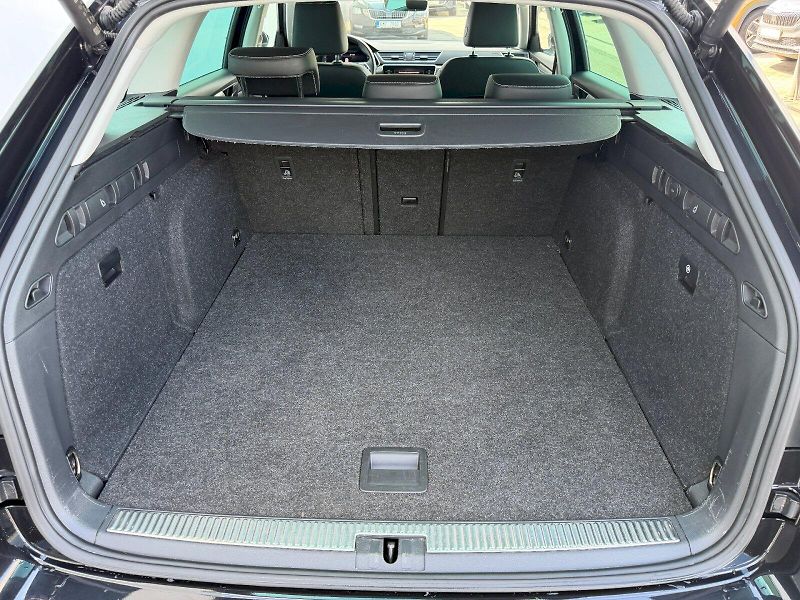 Škoda Superb (2022) 2.0 TSI 140kW Style Extra - fotka 33 z 35