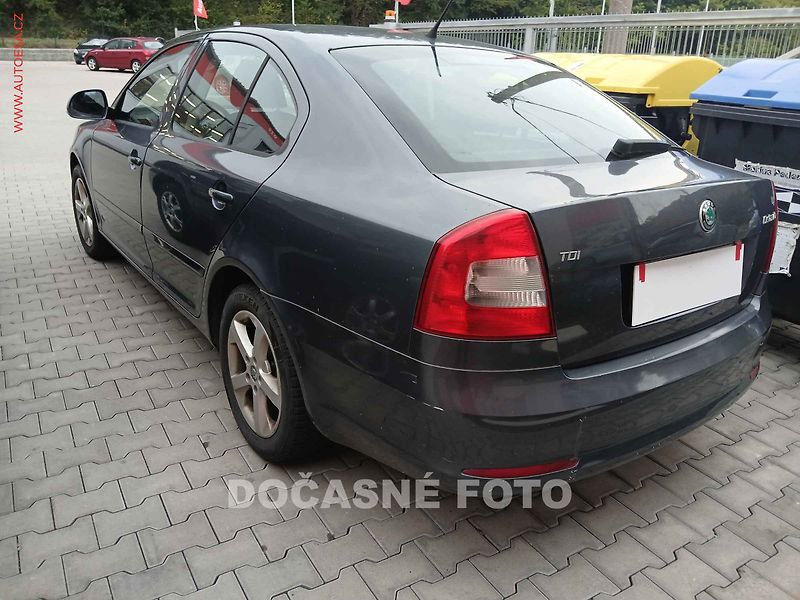 Škoda Octavia (2011) 1.6 TDi, ČR, autoAC, temp - fotka 2 z 3