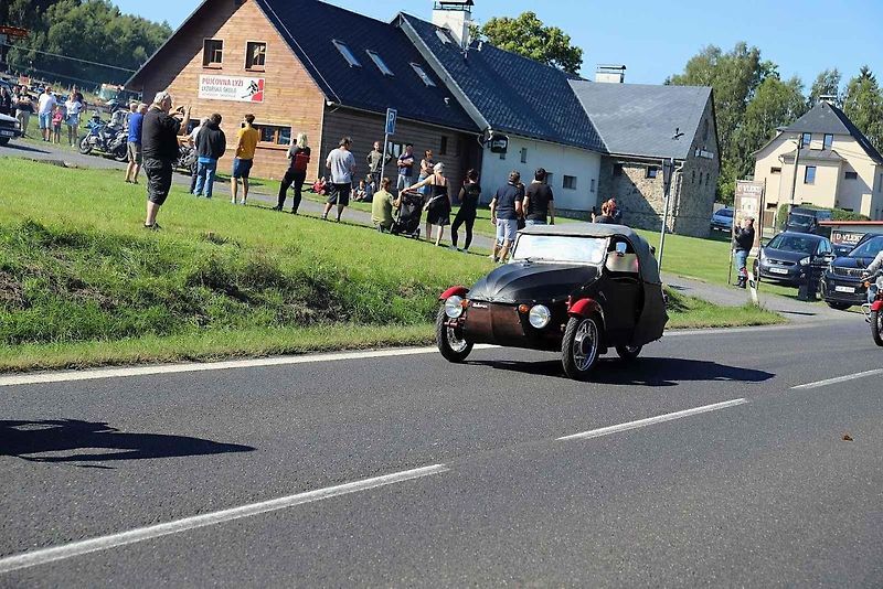 V Dolním Podluží si dali sraz majitelé strojů z dob budování socialismu.