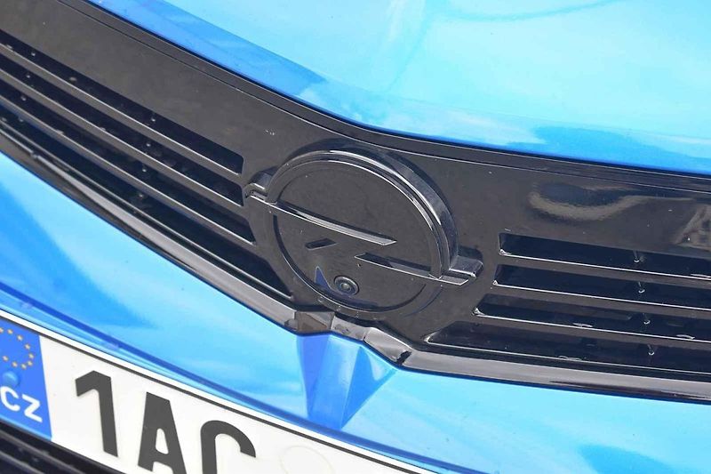 Opel Astra je dobře připraven pro dlouhé přesuny i na horších vozovkách.