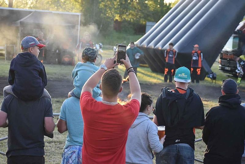 Kaskadéři z Flott Cascaders team předvedli v Bruntále své klasické autorodeo 25. června. V České Vsi vystoupí 28. června a v Bludově 1. července.