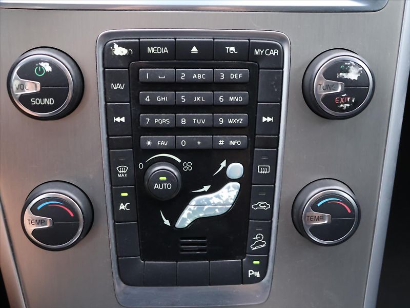 Volvo XC60 2,4 D3 120kW Momentum AWD AUT - fotka 24 z 33