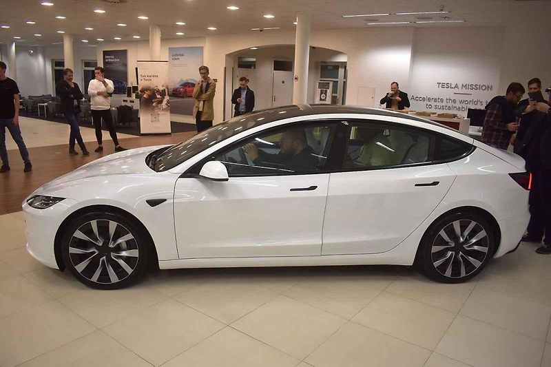 Tesla slibuje, že objednané exempláře nové verze Modelu 3 dorazjí ze Šanghaje během 2 až 6 týdnů