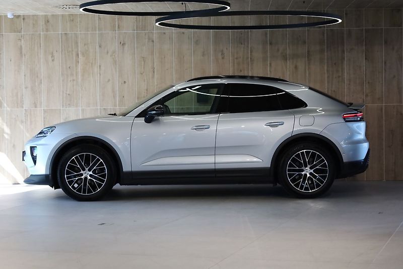 Porsche Macan 4, DriveAssist, Chrono, Masáž - fotka 3 z 37