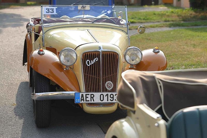Krása a elegance starých strojů na veteránské vyjížďce plzeňského Veteran Car Clubu v Radobyčicích.