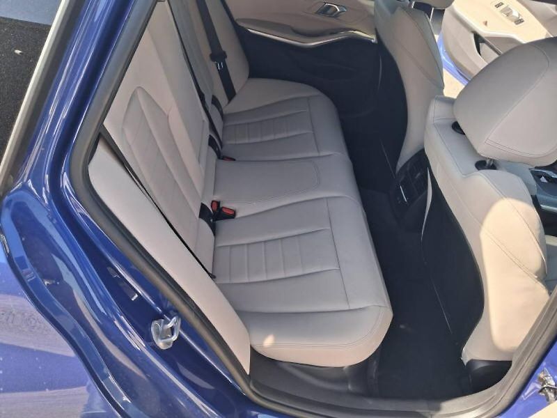 BMW Řada 3 330d xDrive Touring - fotka 12 z 17